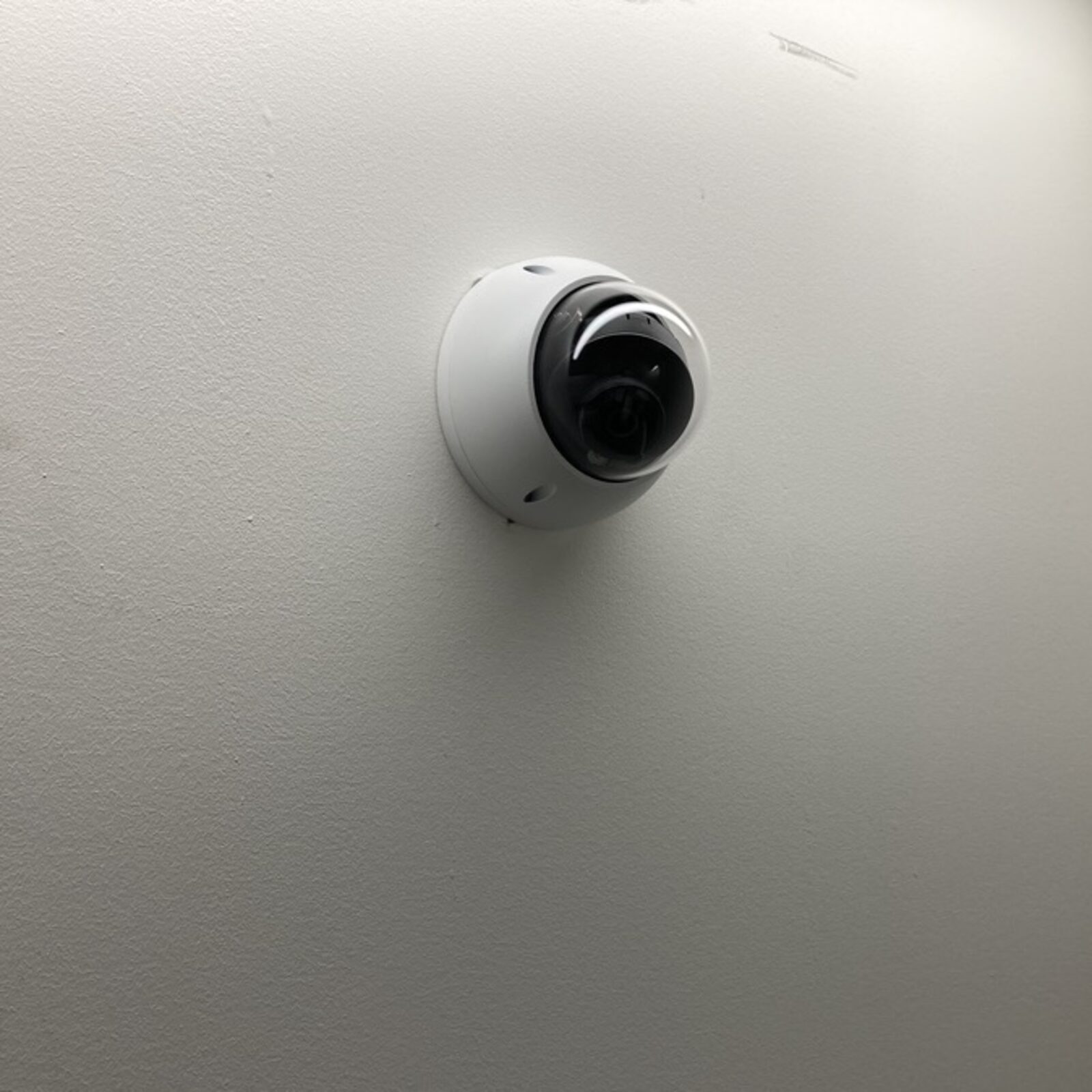 IP kamera instalovaná v interiéru provozu, detail