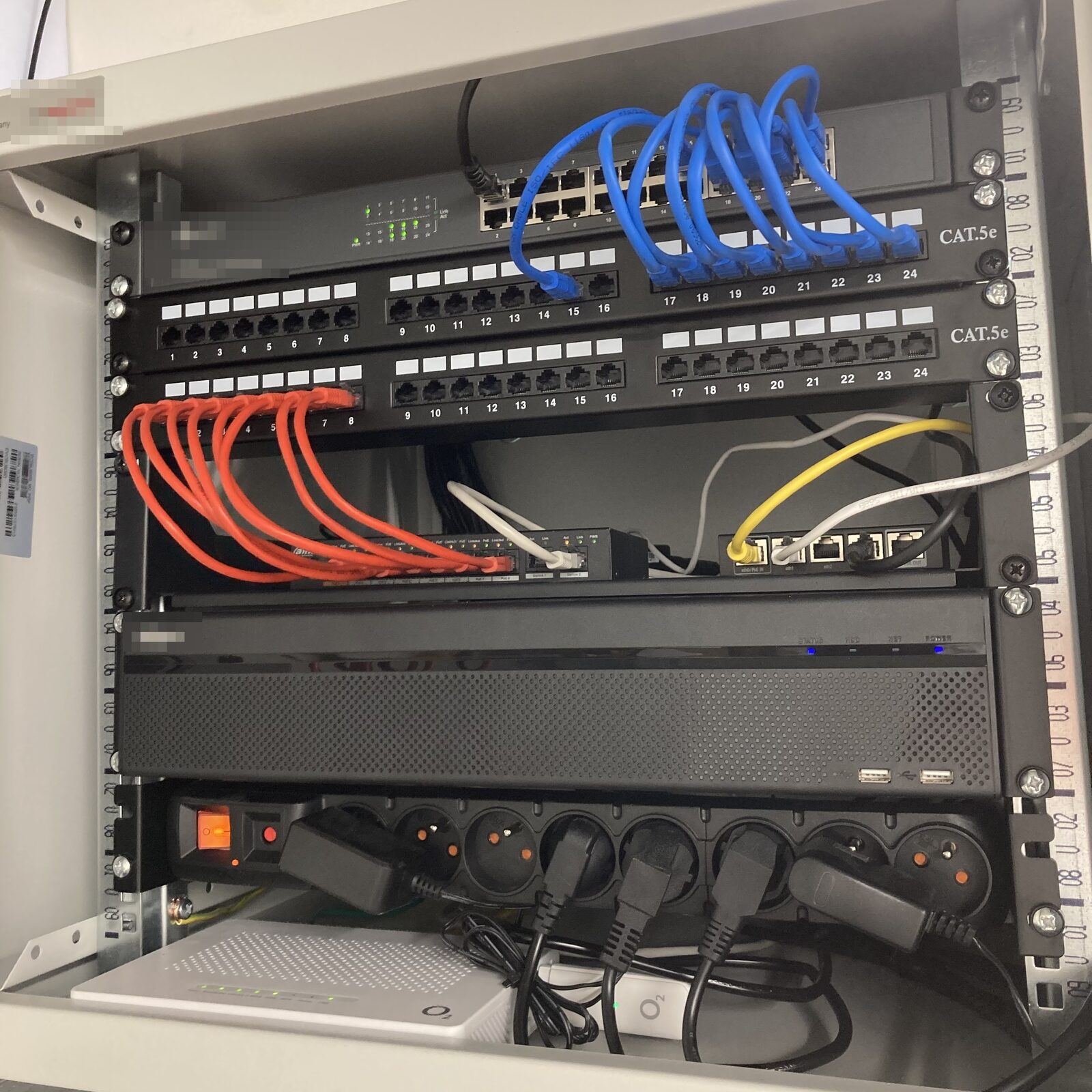rozvaděč se síťovou technikou po dokončení instalace