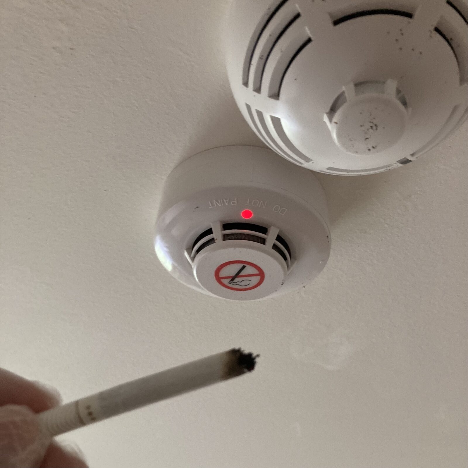 test citlivosti kouřového čidla na cigaretový kouř přímo v pokoji