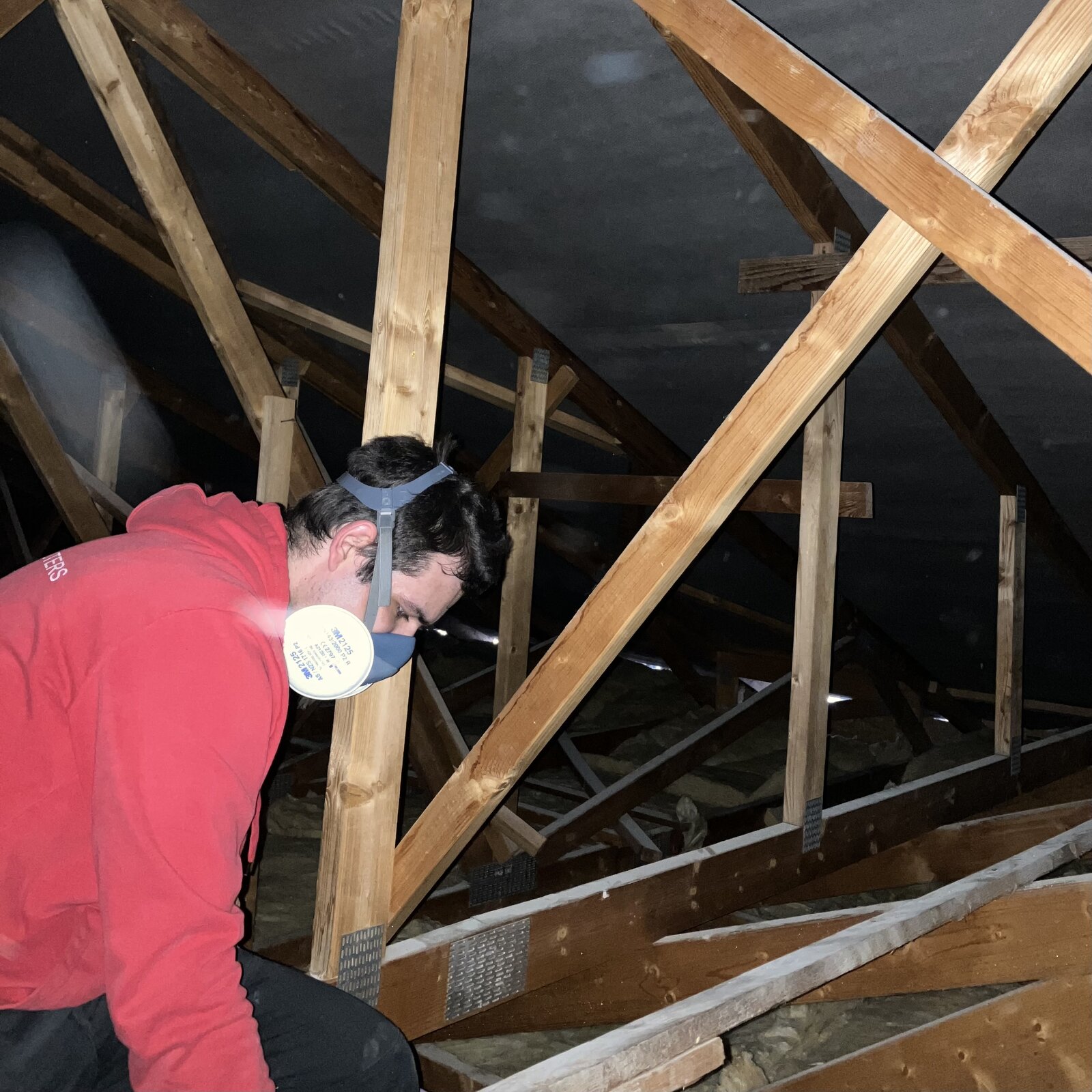 technik při instalaci kabeláže v podstřešním prostoru