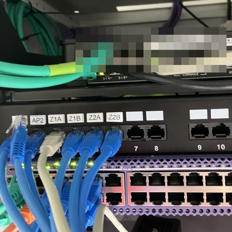 rozváděč se síťovou technikou po dokončení instalace, porty značené podle zón