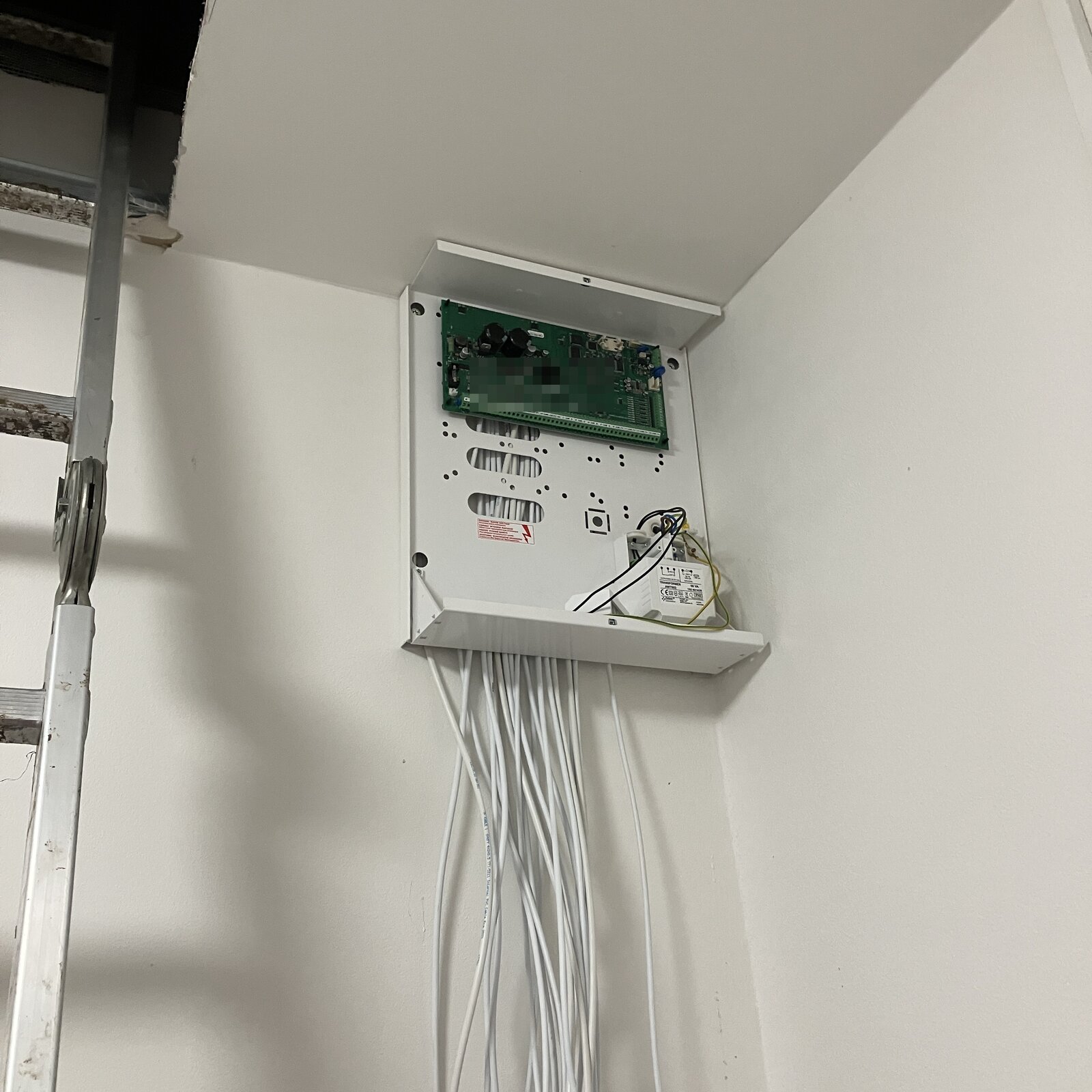 zabezpečovací ústředna po instalaci, detail desky s certifikací pro daný stupeň