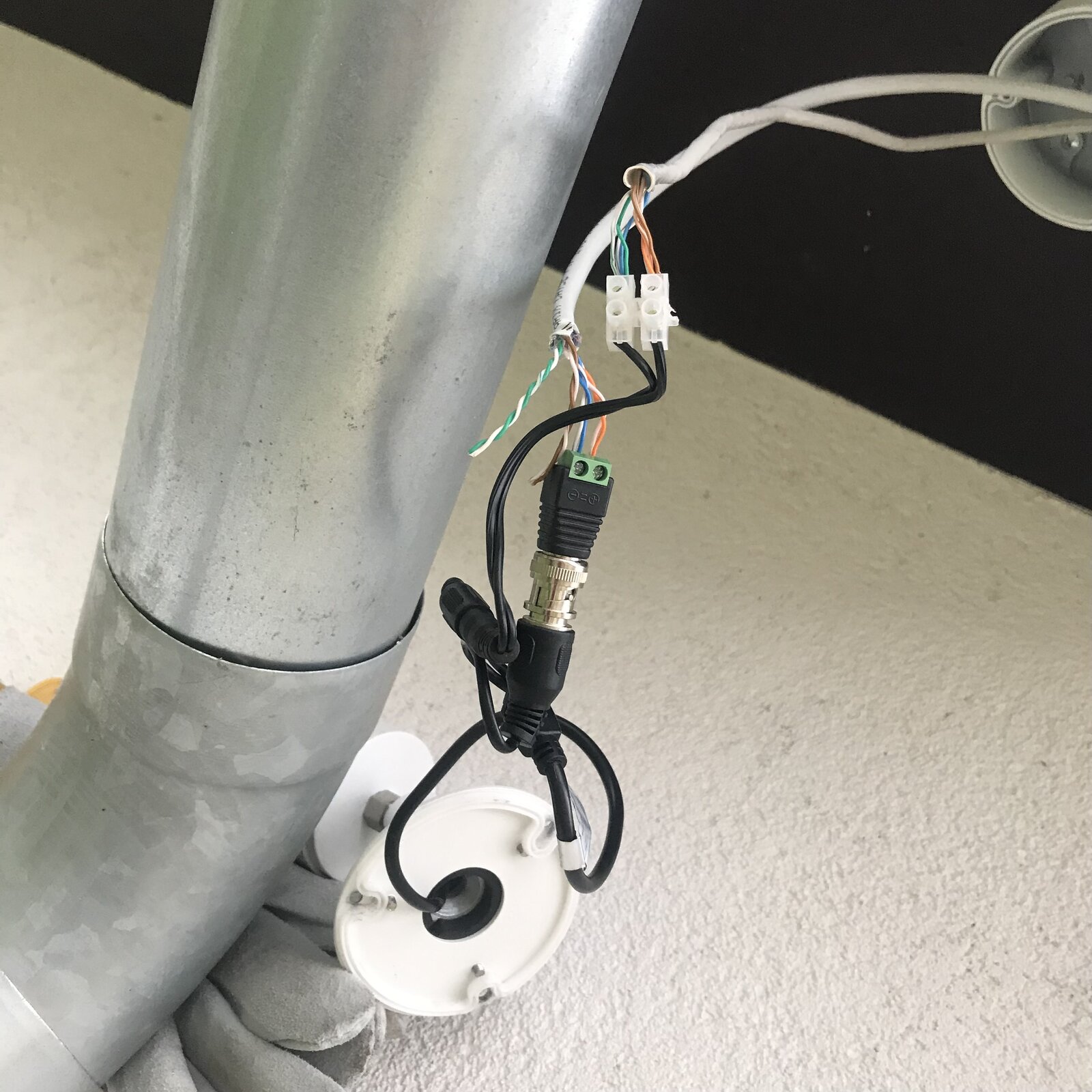 přípojka původní analogové kamery na nosném stožáru, později nahrazené IP kamerou