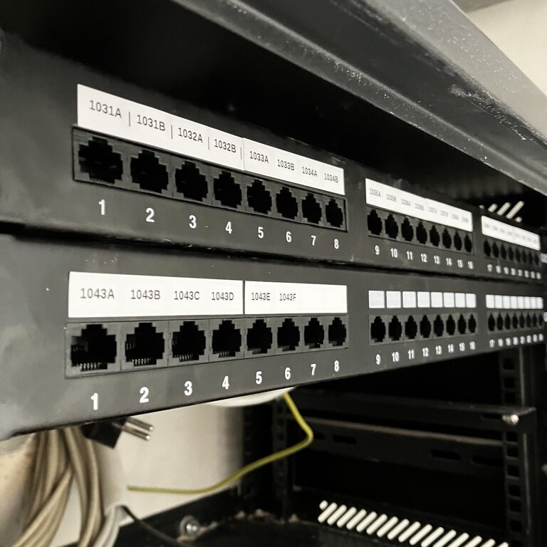 patch panel v centrálním rozvaděči, porty zakončené a označené podle zdokumentovaného systému