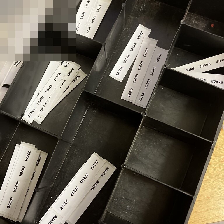 štítky jednotlivých datových portů, připravené k osazení a zadokumentování